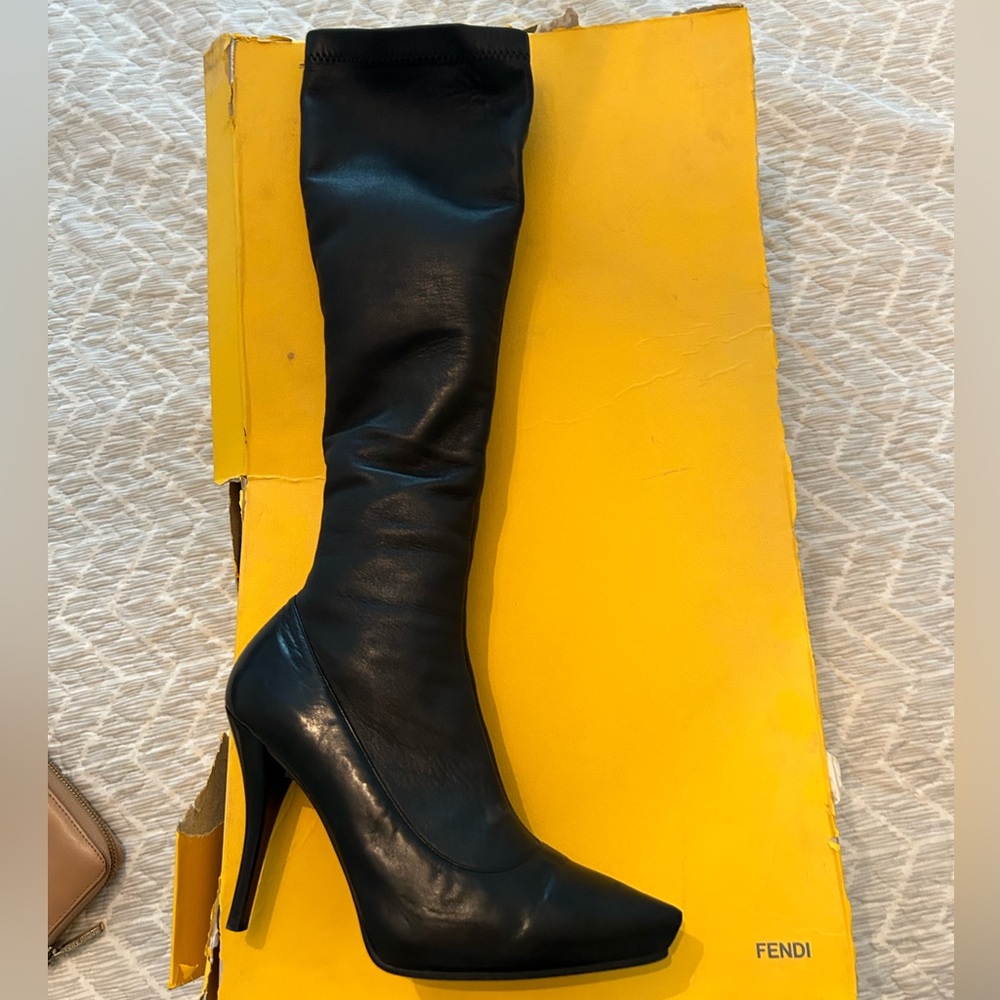 Fendi Black Heeled Boots Sleek Leather Design